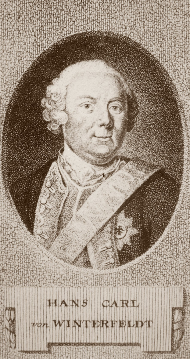 Schwarzes und weißes Portr├Ąt von Hans Carl von Winterfeldt mit ernster Miene, Text unten.