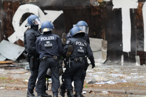 POL-ME: Hooligans greifen Ordnungsamt-Mitarbeiter an - 2507108