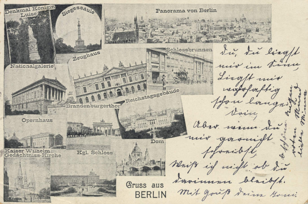 Eine alte Postkarte mit mehreren Bildern von Berlin, darunter Gebäude, Bäume und eine Statue, mit handgeschriebener Schrift.