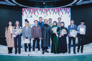 Eine Gruppe von Menschen auf einer Bühne, jeder hält einen Blumenstrauß und Urkunden in den Händen, im Hintergrund ein Schild mit der Aufschrift "Jugendsonnenpreise 2019".