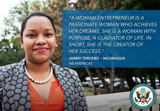 Eine Frau in einer schwarzen und weißen Jacke und einem orangefarbenen Kleid steht vor Bäumen, Fahrzeugen und dem Himmel, mit einem Logo und Text über die weibliche Entrepreneurship auf der rechten Seite.