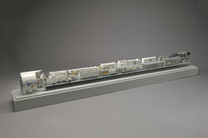 Ein detailliertes Modell des neuen Wasserstoff-Brennstoffzellensystems von Sainsbury auf einer weißen Oberfläche, das einen Kraftstofftank, einen Kraftstofffilter und eine Kraftstoffeinspritzung enthält, die an eine Stromquelle angeschlossen sind.