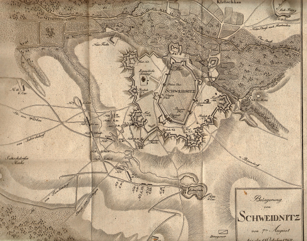 Ein detaillierter alter Stadtplan von Schweidnitz, Deutschland, der Stra├čen, Geb├Ąude, Sehensw├╝rdigkeiten und Text mit Informationen ├╝ber die Bev├Âlkerung, Geschichte und Kultur der Stadt zeigt.