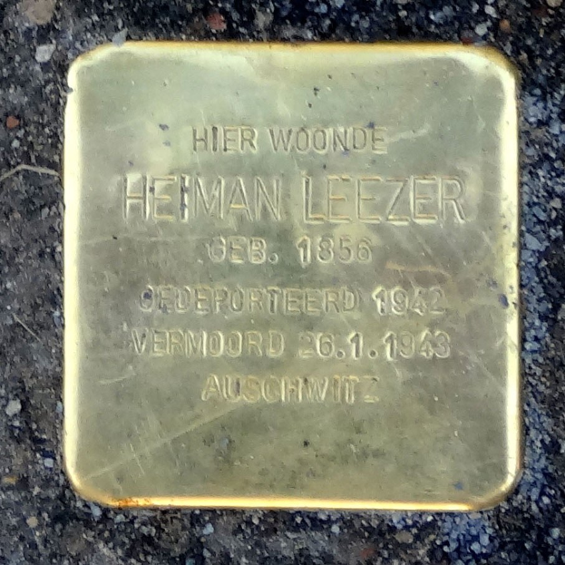 Messingplatte am Boden mit der Inschrift "Hier Woonde Heiman Leezer", ein Denkmal für einen deutschen Soldaten, der im Zweiten Weltkrieg starb.