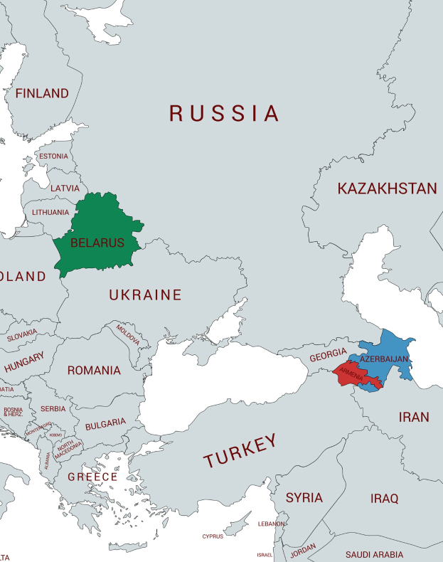 Eine Europakarte mit Belarus und Aserbaidschan in verschiedenen Farben hervorgehoben und Text mit weiteren Details ├╝ber die beiden L├Ąnder.