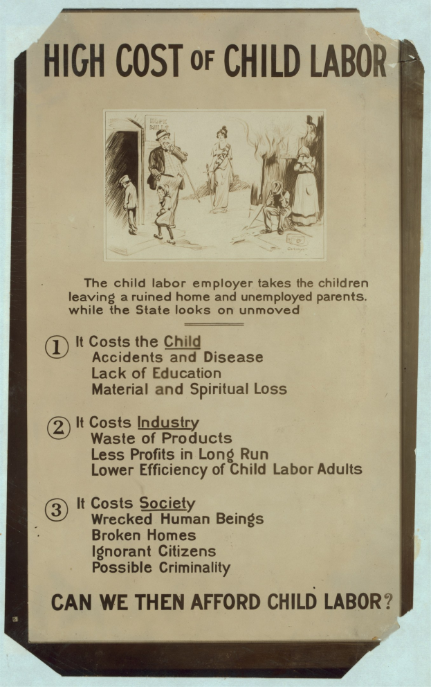 Blauer Plakat mit weißer Schrift und Rahmen mit der Überschrift "Hohe Kosten der Kinderarbeit", das eine kreisförmige Anordnung von verschiedenen Gesichtern um die Überschrift zeigt.