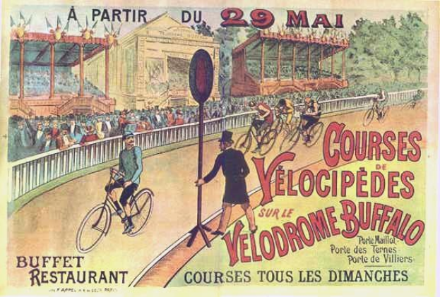 Ein Plakat, das eine Radrennbahn in Buffalo, New York zeigt, auf dem Menschen mit Fahrrädern auf einer umzäunten Straße fahren, mit einem Gebäude und Bäumen im Hintergrund.