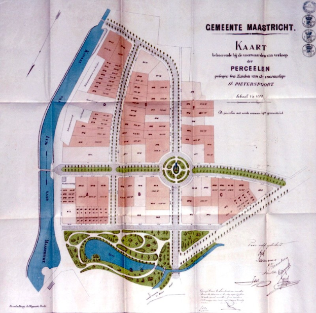 Eine detaillierte Stadtkarte auf Papier mit beschrifteten Straßen, Gebäuden und Sehenswürdigkeiten, begleitet von Text mit zusätzlichen Informationen zur Stadt.